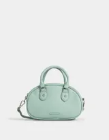 Cartera bowling color verde agua, de cuerina con correa regulable desmontable, manijas superiores, doble cierre superior, pullers de material principal y tag de metal.