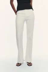 Pantalón blanco de tiro alto con corte acampanado.