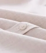 Camisa de manga larga para hombre, color gris oscuro con efecto melange, cuello inglés y botones frontales.