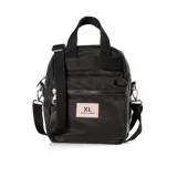 Mochila negra de poliéster con asas fijas y correa regulable. Tiene un bolsillo externo con cierre y dos bolsillos internos, uno con cierre y otro abierto.