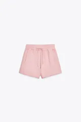 Shorts de tiro alto confeccionados en tejido con efecto lavado, cintura elástica ajustable con cordones, bolsillos laterales de vivo y tejido combinado en rib a tono.