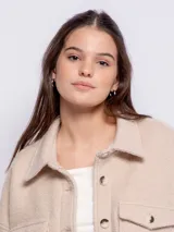 Sobrecamisa de paño color beige, con dos bolsillos frontales y botones veteados.