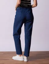 Jean elastizado de corte recto, color azul denim, con pretina con pasadores, botón y cierre. Tiene tres bolsillos delanteros y dos bolsillos traseros.