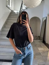 Remera blanca de corte recto y cuello redondo.