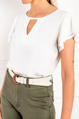 Blusa blanca de viscosa con escote redondo con abertura en forma de gota y mangas cortas con volados.