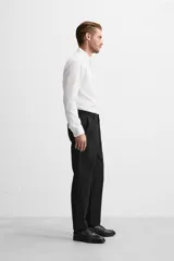 Camisa blanca de corte regular, cuello italiano, manga larga con puños abotonados y cierre frontal con botones.