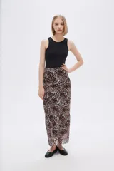 Falda midi de corte recto con estampado animal print en tonos grises y negros.