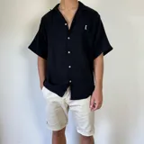 Camisa azul marino de muselina con manga corta y corte oversize.