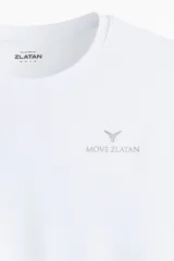 Remera deportiva blanca de manga corta y cuello redondo, con logo de la marca Zlatan en el pecho. Corte ajustado.