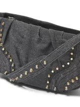 Bolso bandolera de denim gris oscuro con tachuelas doradas, correa ajustable y cierre de cremallera.