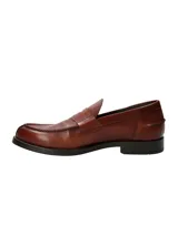 Mocasín italiano de cuero negro, con plantilla de cuero y suela de goma.