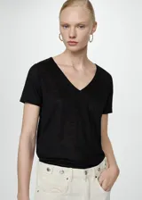 Camiseta de corte clásico, color negro, con escote en V y mangas cortas.