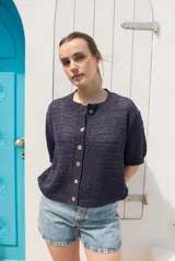 Saco tejido calado color celeste con mangas al codo y botones de coco.