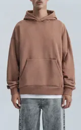 Hoodie color marrón con capucha, bolsillo tipo canguro y corte holgado.