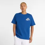 Remera de algodón azul vibrante, corte recto y cuello redondo, con el logo de New Balance en tipografía cursiva blanca sobre el pecho.