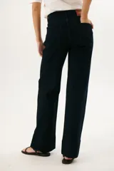 Pantalón de jean azul oscuro, de corte recto y tiro alto, con bolsillos delanteros y traseros.