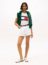 Remera blanca de algodón con cuello redondo y logo de Tommy Hilfiger estampado en el pecho.