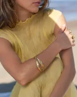 Brazalete rígido de bronce y alpaca maciza, con diseño orgánico irregular.