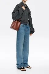 Bolso tote pequeño de cuero sintético color negro con doble asa de mano y correa bandolera ajustable y extraíble. Logotipo de la marca en letras doradas en la parte frontal.