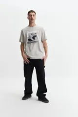 Remera gris de manga corta con estampado de escalera y texto en el frente.