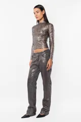 Top manga larga con detalles perforados y acabado foil metálico, semi polera.