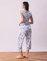 Conjunto de pijama marca René Rofé, compuesto por remera de tejido soft estampado con escote en V y botones, y pantalón capri con cintura elastizada.
