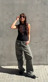 Pantalón de jean verde oliva, corte wide leg, tiro alto y cinco bolsillos.