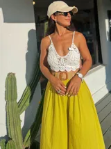 Pantalón blanco de corte palazzo.