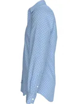 Camisa de manga larga para hombre, color celeste claro, con cuello con botones y puños abotonados. Presenta un microestampado repetitivo de cruces pequeñas en color azul oscuro.