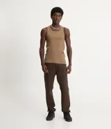 Musculosa de hombre color beige, de algodón acanalado, sin estampa y con cuello redondo.