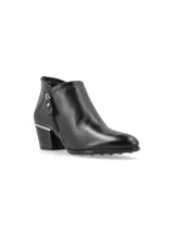 Botineta al tobillo de cuero negro con detalle de cuero croco en el talón, taco intermedio con detalle metálico y cierre lateral. Diseñada en Uruguay, fabricada en Brasil.