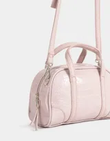 Cartera bowling negra con efecto croco, doble asa de mano y correa regulable desmontable.