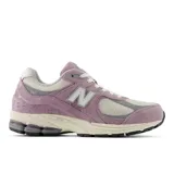 Championes New Balance modelo 2002, color lila, con detalles en gris y blanco.