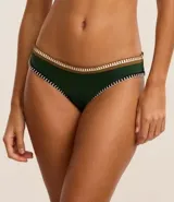 Conjunto de bikini verde oscuro, con corpiño triangular y bombacha clásica. Presenta costuras contrastantes en color blanco y dorado.