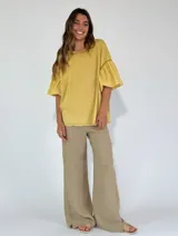 Remera amarilla de corte holgado con mangas cortas abullonadas.