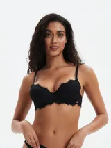 Soutien push-up negro con copas moldeadas y encaje floral en el borde superior. Posee tirantes finos ajustables y un pequeño detalle metálico en el centro.