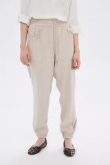 Pantalón babucha blanco con cintura elastizada y cordón ajustable.