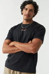 Remera color arena con estampado pequeño en el pecho.