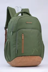 Mochila marca Discovery en color verde militar con base reforzada en color marrón. Cuenta con un compartimento principal con cierre, un bolsillo frontal de gran capacidad con cierre vertical y bolsillos laterales de malla. Posee correas acolchadas y ajustables para mayor confort.