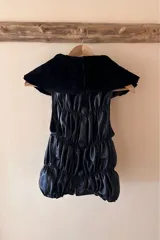 Chaleco de cuero ovino negro con doble cierre rose gold y cuello desmontable de lanar.