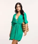 Salida de playa tipo vestido, confeccionada en viscosa color verde esmeralda, con mangas cortas, lazo delantero y superficie lisa.