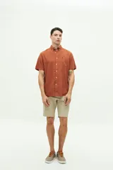 Camisa de lino y algodón azul marino, de manga corta, con fit regular y logo bordado en el pecho.