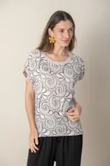 Remera italiana con frente de lino y espalda de algodón. Presenta bordado en el frente y es lisa en la espalda. De calce holgado, talle único que va hasta un talle L/XL.