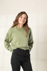 Sweater de tejido con capucha color verde, fabricado en 100% algodón y de corte relajado.