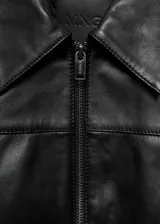 Chaqueta de cuero ovino negra con cuello camisero, cierre de cremallera doble y forro interior.