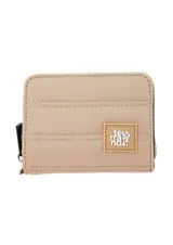 Monedero color beige con cierre de cremallera y logo de la marca en el frente.