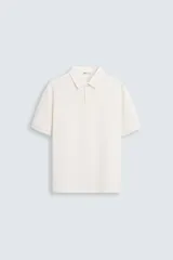 Polo de hombre color blanco, corte regular fit, cuello solapa con cierre frontal de botonadura y manga corta.