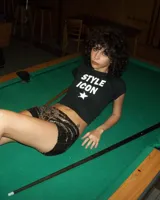 Remera negra de algodón con la frase "STYLE ICON" y una estrella estampadas en blanco.