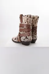 Bota corta de cuero con estampado animal print, puntera fina y correas de cuero marrón con hebillas metálicas.