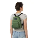 Mochila Jansport Half Pint color verde oliva con logo de la marca en el frente, un compartimento principal y un bolsillo frontal con cierre. Tiene asa de mano superior y correas de hombro ajustables.